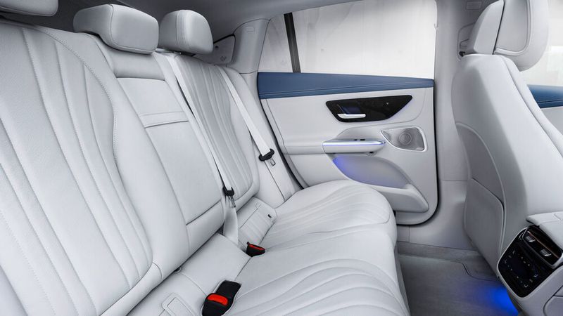Hinten wird der Unterschied zum EQS etwas deutlicher, obwohl der EQE auch hier viel Bein- und Kopffreiheit bietet. (Bild: Mercedes-Benz)