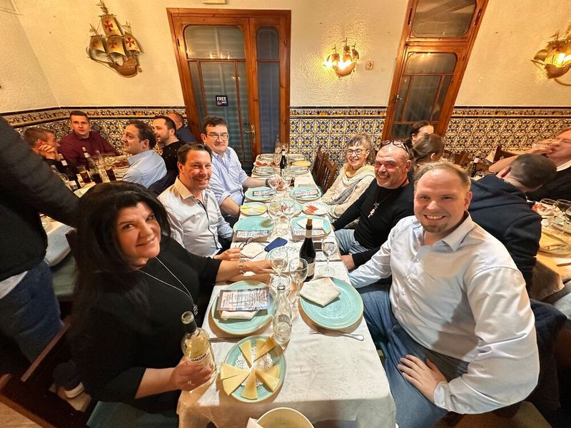 Katja Schraml (l.) und ihre Neoumounts Kollegen lernen Christian Tienemann (r., iiyama), Phil Menzel und Steffi Frey (Proverda) kennen. (Bild: Vogel IT-Medien)