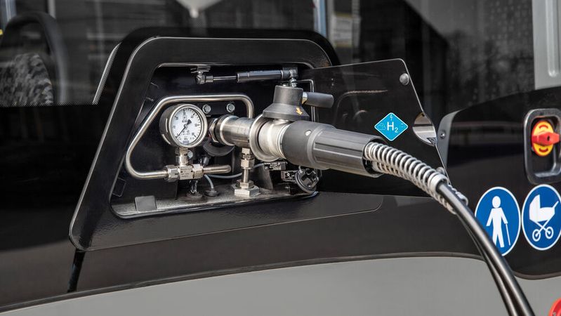 Das Bundesministerium für Verkehr fördert den Aufbau von Wasserstoff-Tankstellen und Nutzfahrzeuge, die mit dem Kraftstoff fahren.(Bild:  Daimler Truck)