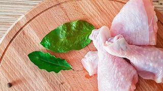 Rohes Geflügelfleisch ist häufig Träger von Krankheitserregern. (Symbollbild) (gemeinfrei)