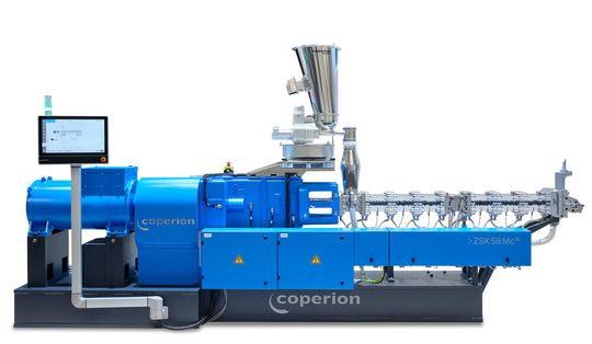 Mit seinem transparenten Verfahrensteil gibt der ZSK 58 Mc18 auf Einblicke in das Misch- und Dispergierverhalten eines Doppelschneckenextruders. (Bild:  Coperion, Stuttgart, Deutschland)
