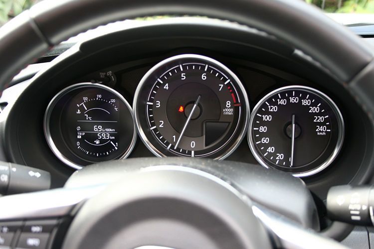 Beim Cockpit dominiert der große, mittig platzierte Drehzahlmesser - links davon Bordcomputer, rechts Geschwindigkeitsanzeige. (Ampnet)