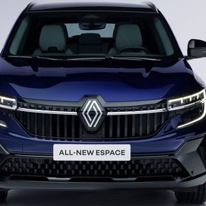 Je nach Ausstattung trägt der Kühlergrill vertikale Streben oder Einsätze im Schachbrettmuster.(Bild:  Renault)