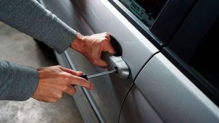 Auf diese brachiale Art verschaffen sich Autodiebe zwar weiterhin Zugang zu Fahrzeugen. Immer häufiger nutzen sie aber technische Mittel, um per Funk die Signale der Schlüssel abzufangen. (Bild: frei lizenziert)