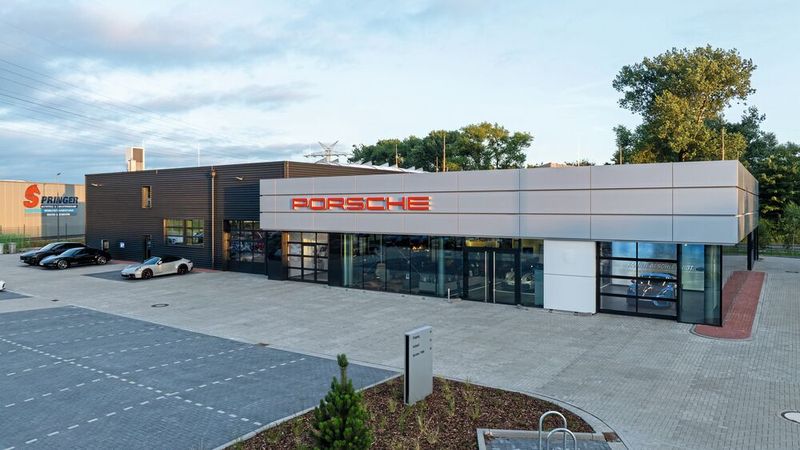 Der neue Betrieb von Schmidt + Koch in Leer ist gemäß den Satellitenformaten Porsches gebaut. (Bild: Mike König)