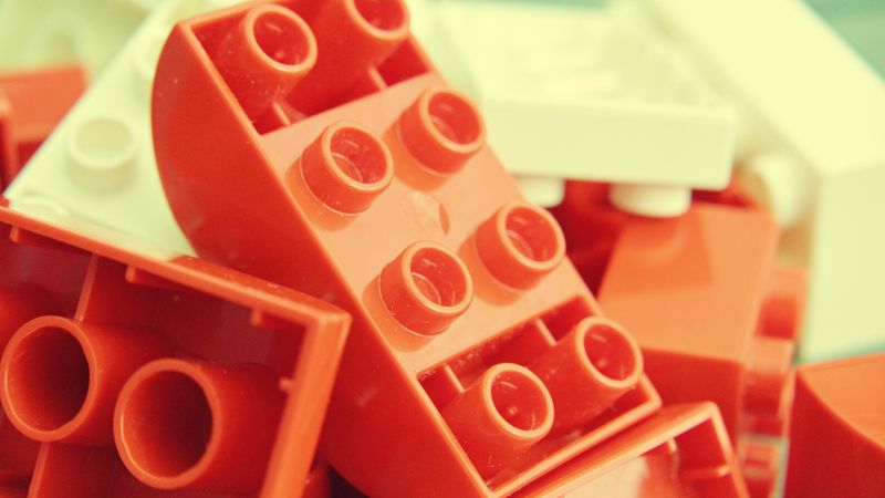 Einer der bekanntesten thermoplastischen Kunststoffe ist ABS, der unter anderem für Legosteine zum Einsatz kommt.(Bild:  distelAPPArath /  Pixabay)