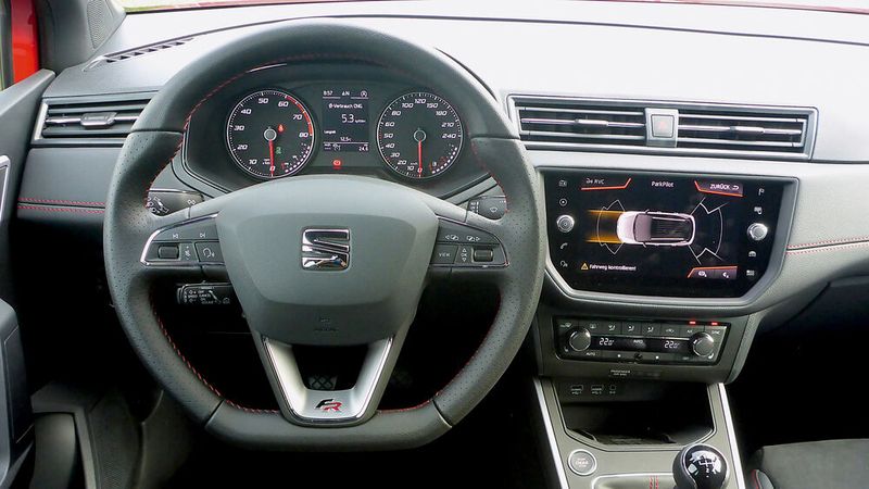 Ansonsten ist der Innenraum des Arona übersichtlich und funktional. Einzig der Schalthebel ist etwas gewöhnungsbedürftig kurz und niedrig positioniert. (Bild: Schmidt/»kfz-betrieb«)