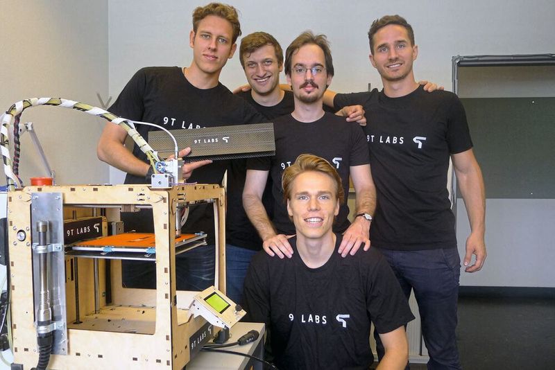 Ein Teil des wachsenden 9T Lab-Teams: Giovanni Cavolina, Filippo Kusch, Selçuk Ercan, Martin Eichenhofer (v.l.n.r., hinten stehend) und Chester Houwink (vorne). (ETHZ)