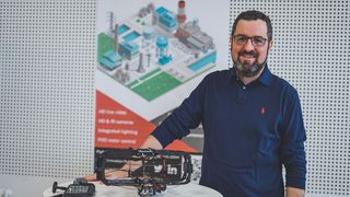 Der Flybotix-CEO Samir Bouabdallah und eine seiner Drohnen. Diese haben nur zwei statt der üblichen vier Rotoren. (Bild: Eberspächer)