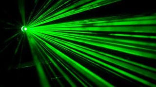 Laser werden in den verschiedensten Anwendungen eingesetzt – sei es als Showelement, als Katzenunterhaltung oder um Stahl zu schneiden.  (gemeinfrei)