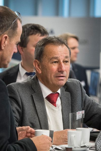 Der Kongress und die Tischmesse im Foyer boten einen angenehmen Rahmen für Gespräche und das Networking. (Thomas Entzeroth)