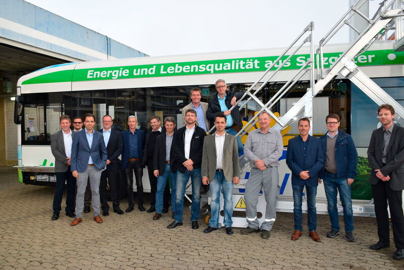 Die Mitglieder des ZDK-Ausschusses Nutzfahrzeuge besichtigten den elektrisch angetriebenen Sileo-Bus auf dem Betriebshof der Verkehrsbetriebe in Salzgitter. (Holz / »kfz-betrieb«)