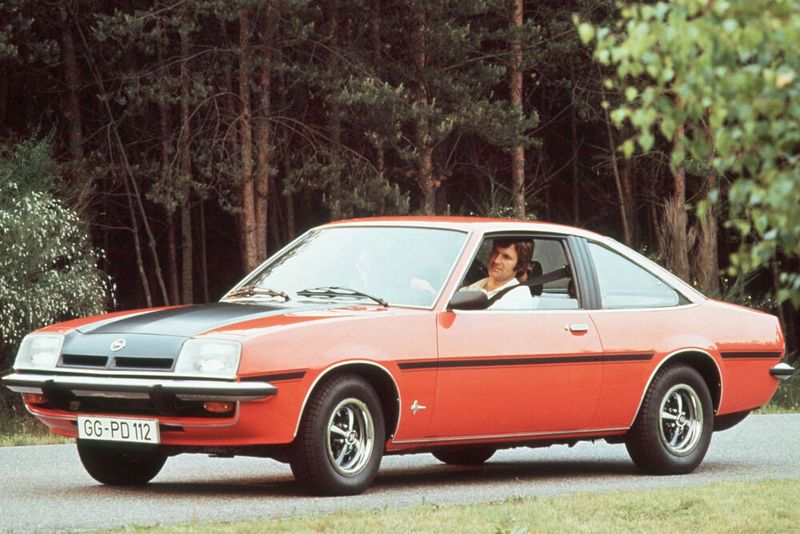 Der Manta SR war zwischen den „normalen“ Modellen und dem GT/E angesiedelt. Bevor teuere Alufelgen bei Massenmodellen Einzug hielten, kamen sportliche Modelle in den Genuß von „Stahlsportfelgen“, die man, wie beim Manta, mit Felgenringen aus Edelstahl aufwertete. (Opel)