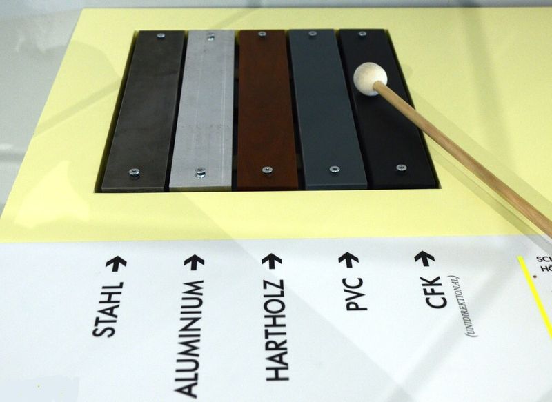 CFK macht Musik: entweder beim Anschlagen (je höher der Ton, desto höher der Fasergehalt und die Qualität)... (Bild: Michel)