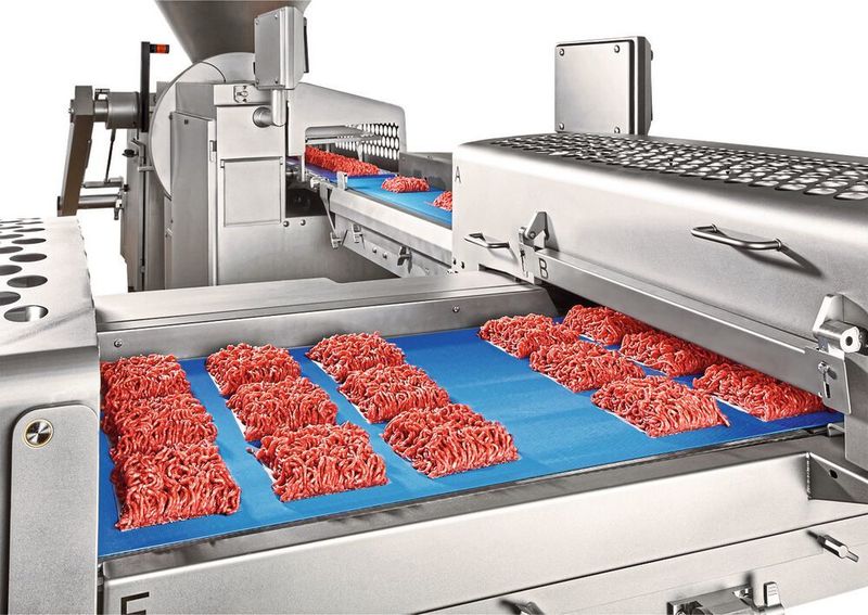 The flexible Multiloader MLR380 distributes compact portions from a single-lane production line into individual multi-lane deposit patterns. (Vemag)