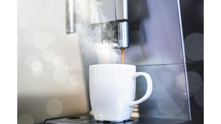 Realistisches Modell entwickelt! Die Kühne Logistics University (KLU) hat eine Vision, wie unsere Haushaltsgeräte in Zukunft das Leben prägen könnten. So gebe es Effizienzverbesserungen in Sachen Lieferketten, wenn Kaffeemaschine & Co etwa selbst Nachschub bestellten. (Bild: KLU)