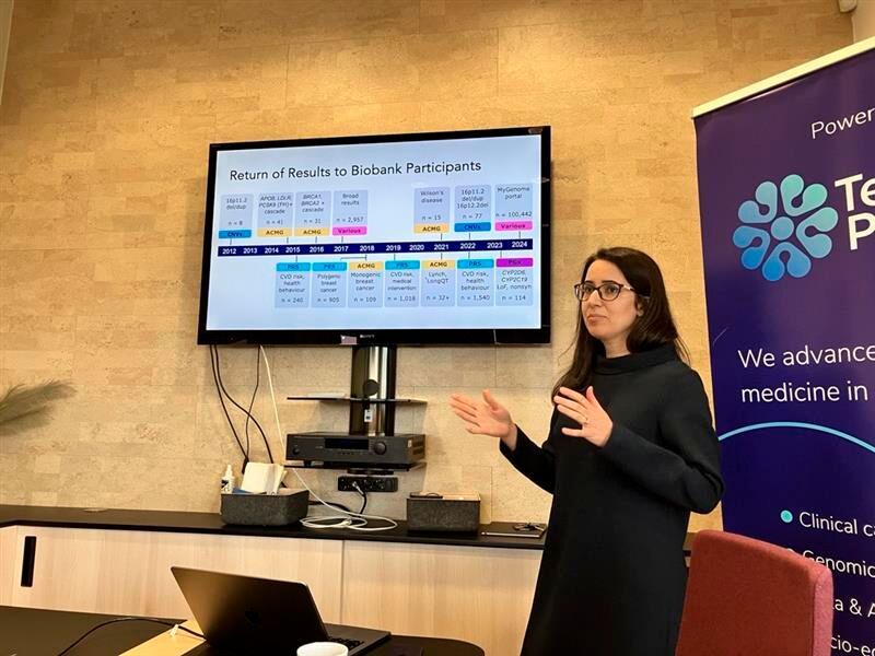 Milani führt Statistiken an und informiert über die Bedeutung und Geschichte der estnischen Biobank. Mit den Daten der Beteiligten können Forscher die Prävention und Behandlung einer Reihe verschiedener Krankheiten meistern. (Bild: © Serina Sonsalla)