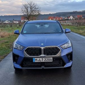 1. Das Design: BMW hat das Design des X2 im Zuge des Modellwechsels grundlegend überarbeitet. Der neue X2 wirkt deutlich dynamischer als sein Vorgänger. Die Frontpartie wird von der markanten BMW-Niere dominiert – vor allem nachts, sofern das gewählte Modell, wie im Falle unseres Testwagens, mit der optionalen Konturbeleuchtung ausgestattet ist.(Bild:  Mauritz – VCG)