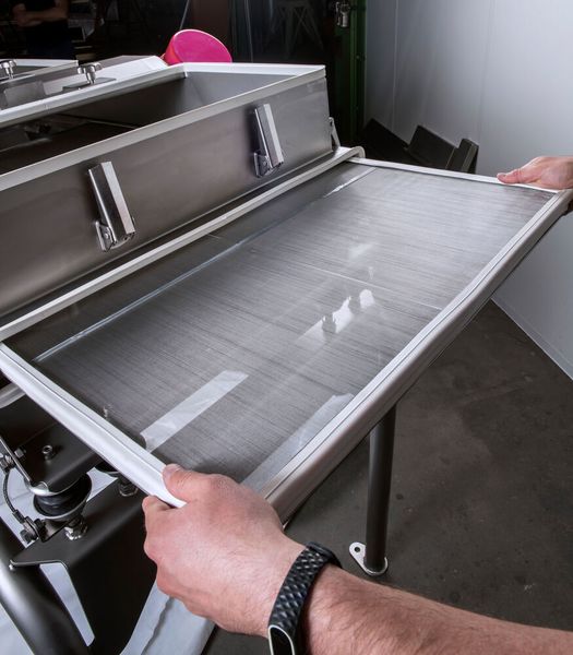 Das weiterentwickelte Vibrationssieb Jel Konti II von J.  Engelsmann wurde nach den Grundprinzipien des Hygienic Design konstruiert und ist somit auch für den Einsatz in hygienesensiblen Betrieben wie der Food- und Pharmabranche geeignet. Der Siebtrog der Maschine weist dank der vergrößerten Radien keine Ecken auf, in denen sich Produktreste festsetzen könnten. Darüber hinaus sind alle innen liegenden Teile bequem erreichbar, auch Dichtungen können zu Reinigungszwecken einfach entfernt und wieder aufgesteckt werden. Powtech 2019: Halle 4A, Stand 323 (THOMAS HENNE)