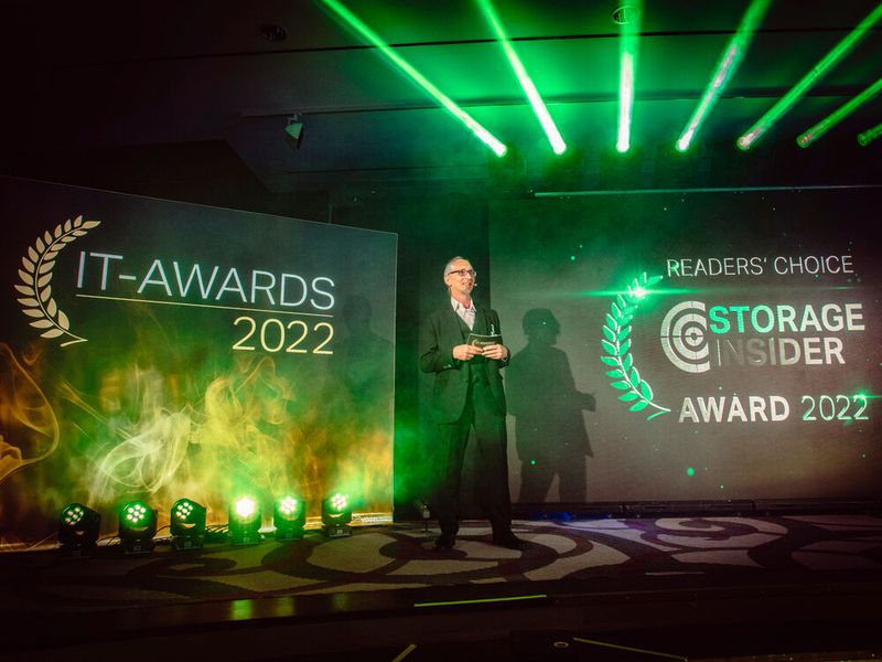 Dr. Jürgen Ehneß, Chefredakteur des Portals Storage-Insider, verkündet die Gewinner der sechs Storage-Kategorien. (Bild: krassevideos.de)