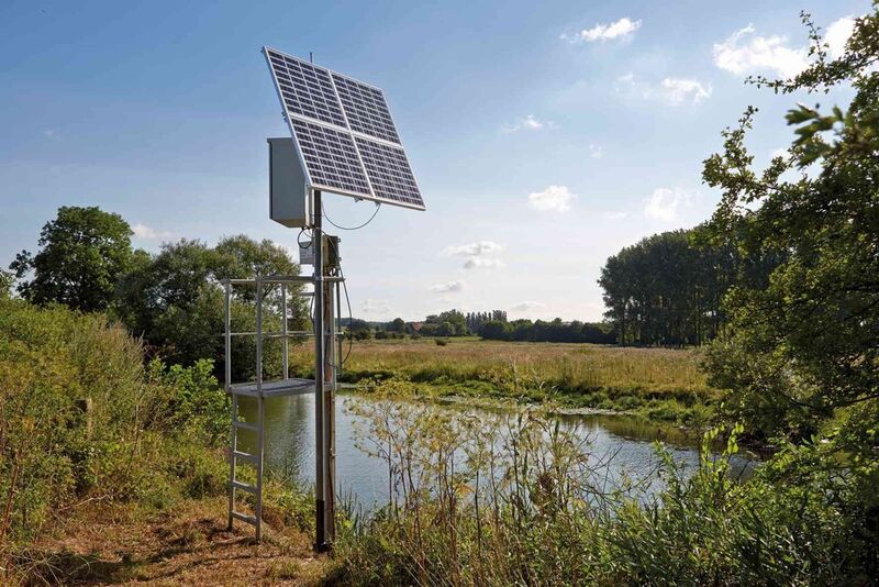 Die energieautarke Pegel- und Temperaturmessstelle ist direkt am Fluss Lippe aufgebaut worden. (Bild: Phoenix Contact)