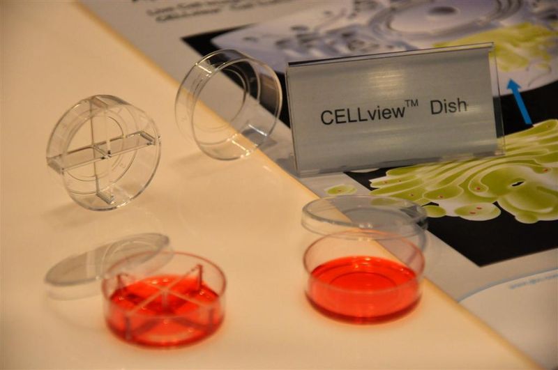 Cellview von Greiner Bio-One vereint die Zweckmäßigkeit einer 35 mm Standard Zellkultur Schale aus Kunststoff mit der hohen optischen Qualität eines Glasbodens. Dies ermöglicht hochauflösende mikroskopische Aufnahmen von in-vitro kultivierten Zellen. (Archiv: Vogel Business Media)