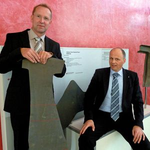 Neuen Benchmark für die Warmumformung gesetzt: Norbert Fenger (l.), Senior Manager Hot Forming bei der Thyssen-Krupp System Engineering GmbH, und Thomas Finkler, Business Development Manager Warmumformung, ebenfalls bei Thyssen-Krupp System Engineering in Wadern-Lockweiler.