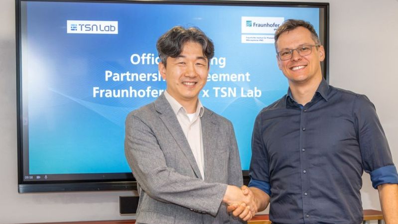 Sung Min Kim, CEO of TSN Lab, und Alexander Noack, Bereichsleiter Data Communication & Computing am Fraunhofer IPMS, freuen sich auf die Zusammenarbeit im deutsch-koreanischen Projekt.(Bild:  Fraunhofer IPMS)