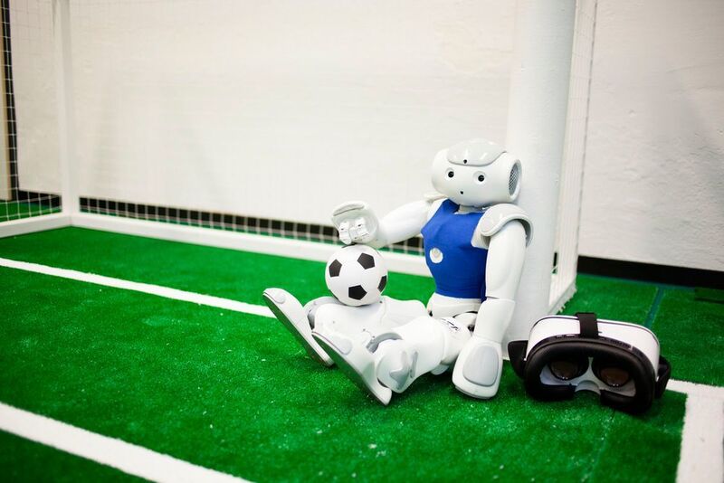 Nao-Roboter „Gargamel“ ist Teil eines Weltklasse-Fußballteams – erkennt aber nicht immer den Ball. Über die VR-Brille können die menschlichen Mitglieder vom Nao-Team HTWK durch seine Augen sehen. (Max Ruppert, HTWK Leipzig)