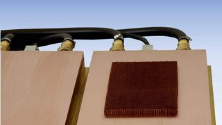 Für den Fixiervorgang werden die Gefrierspannplatten mit Wasser benetzt, die Werkstücke aufgelegt und per Knopfdruck angefroren.  Bild: Horst Witte Gerätebau (Archiv: Vogel Business Media)