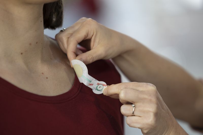 Blue Spark Technologies präsentierte das Wearable „TempTraq“ – ein von der FDA zugelassenes Medizinprodukt der Klasse II, das Gesundheitsdienstleistern das erste kabellose, kontinuierliche Temperaturmessgerät in Form eines weichen, smarten Einwegpflasters bietet. (Messe Düsseldorf, Constanze Tillmann)