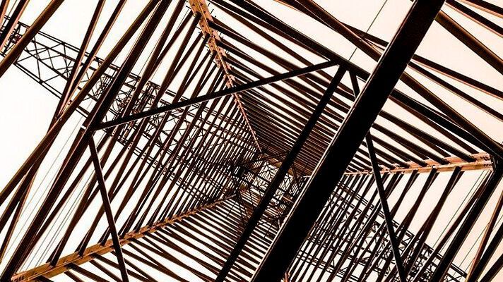 Hohe Energiepreise belasten Zulieferer. Diese fodern nun einen Industriestrompreis.(Bild:  gemeinfrei /  Pixabay)