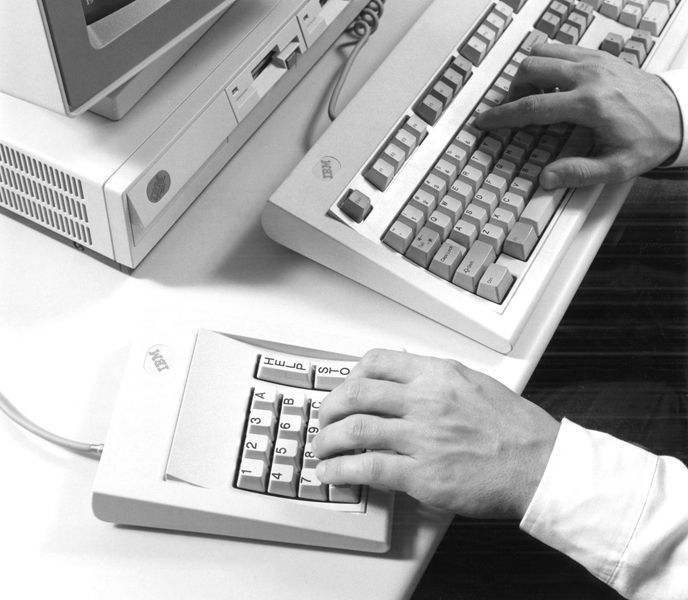 1987: IBM-Forscher entwickeln ein System, mit dem blinde Menschen Bildschirminformationen mit Hilfe einer Art Maus auslesen können. 1988 folgte ein System, bei dem die Textinformation vorgelesen wird. (Archiv: Vogel Business Media)
