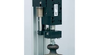 Die Magspring ist mit passenden Adaptern an einem HighDynamic Linearmotormodul HM01 angebaut: Die 5 kg Masse schwebt. (W. Jung)