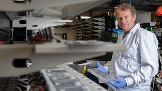 Storedot-Geschäftsführer Doron Myersdorf im Labor. (הארץ/ Storedot)