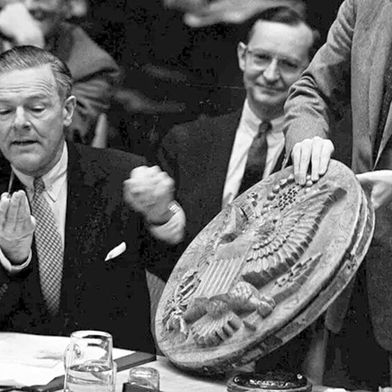 Am 26. Mai 1960 enthüllte der amerikanische Botschafter Henry Cabot Lodge bei der UNO das russische Abhörgerät um zu verdeutlichen, dass die Spionage zwischen den USA und der Sowjetunion auf Gegenseitigkeit beruhte. (Bild: Wikimedia Commons / CIA Declassified Materials)