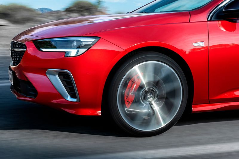 Den Topathlet GSI gibt es ab 49.725 Euro. Der Wagen verfügt über einen Twinster-Allradantrieb und einen 169-kW/230-PS-starken Benziner-Motor. (Bild: Opel)