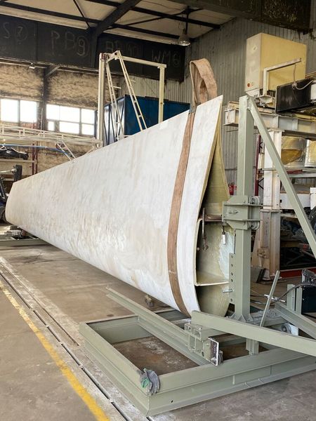 Um den ausgedienten Rotoren von Windkraftanlagen ein neues „Leben“ zu geben, müssen die sperrigen Verbundwerkstoff-Kompoenten zunächst mechanisch zerkleinert werden. Das macht man etwa bei Wings for Living. (Bild: Wings for Living)