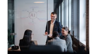 Eine KI-fähige digitale Infrastruktur wird im Maschinenbau zum zentralen Erfolgsfaktor, um den Wandel vom Produktverkauf hin zu integrierten, datengetriebenen Vertriebslösungen zu meistern. (Bild: © HudHudPro - stock.adobe.com)