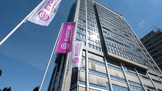 Entlassungen bei Evonik! Der Spezialchemiekonzern greift im Rahmen seiner Umbaustrategie auch auf den Stellenabbau zurück. Bis Ende des Jahres sollen rund 3.000 Jobs wegfallen und ab 2027 stehen nochmals ähnlich viele auf der Kippe ...(Bild:  Evonik)
