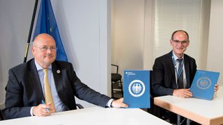Der Präsident des BSI, Arne Schönbohm (l.), und der Direktor des ITZBund, Dr. Alfred Kranstedt, zeigen die unterzeichnete Verwaltungsvereinbarung (BSI)