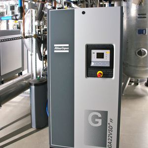 Bei der Installation eines Druckluftleitungsnetzes (die blauen Rohre im Bild: Typ Air-Net von Atlas Copco) sollte auf möglichst große Querschnitte und effiziente Armaturen geachtet werden. Alle Konstruktionen, die den Strömungswiderstand erhöhen, sollten vermieden oder ersetzt werden. Sonst muss der Kompressor mehr arbeiten als nötig und Energie wird verschwendet.