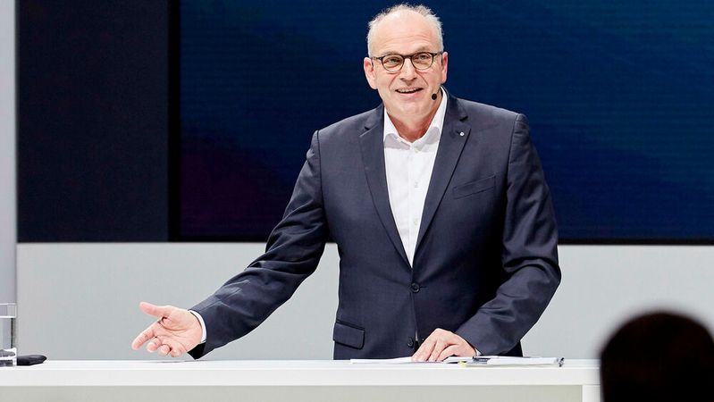 Ex-VW-Vertriebsvorstand Jürgen Stackmann bezeichnet Tesla als „Quelle der Inspiration“. Ex-VW-Vertriebsvorstand Jürgen Stackmann bezeichnet Tesla als „Quelle der Inspiration“.