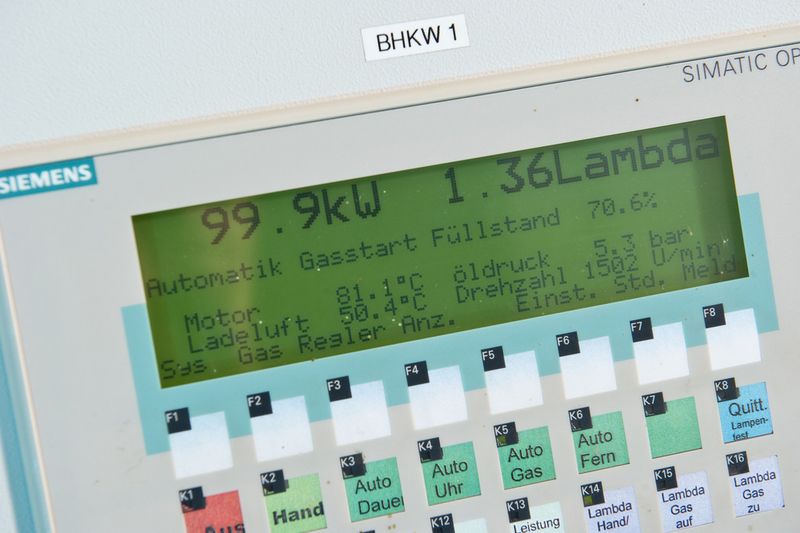 Smarte Steuersysteme regeln die Stromproduktion der Anlagen und deren Stromeinspeisung ins Netz. Wird mehr Strom erzeugt als verbraucht, wird der zusätzliche Strom in das vorgelagerte Netz zurückgespeist und die herkömmliche Energieflussrichtung dreht sich um. Für eine Rückspeisung sind die Komponenten des Netzes nicht ausgelegt, und es können Überlastungen entstehen. Eine Möglichkeit dies zu verhindern, ist der Ausbau der Netze und der Trafostationen. Dieser Ausbau ist teuer und verbraucht wertvolle Ressourcen. Im IRENE-Projekt wird ein alternativer Ansatz erprobt: Die Komponenten werden intelligent angesteuert und Strom und Spannung begrenzt. Das Smart Grid sorgt hier für Stabilität im Netz und balanciert Erzeugung und Verbrauch aus. (Siemens)