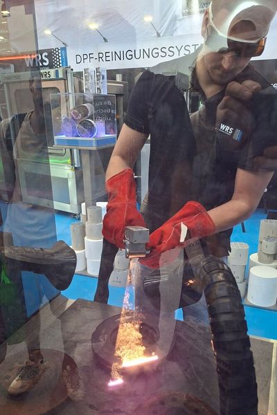 Beeindruckende Vorführung: In wenigen Sekunden hat man den Rost von Bauteilen wie einer Bremsscheibe entfernt – einem Laser sei Dank. (Bild: Dominsky – VCG)