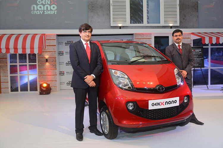 Mayank Pareek, Chef der Pkw-Sparte von Tata Motors (li.), und Girish Wagh, oberster Produktplaner des indischen Automobilherstellers, hoffen auf einen Erfolg des Kleinwagens. (Foto: Tata)