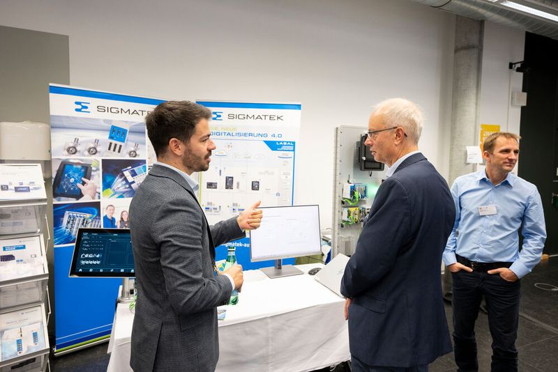 Begleitende Tischausstellung: Unternehmen haben hre Neuheiten, Innovationen und praxisnahe Lösungen für die Herausforderungen der Automatisierung und Digitalisierung in der Industrie präsentiert. (Bild: Thomas Entzeroth)