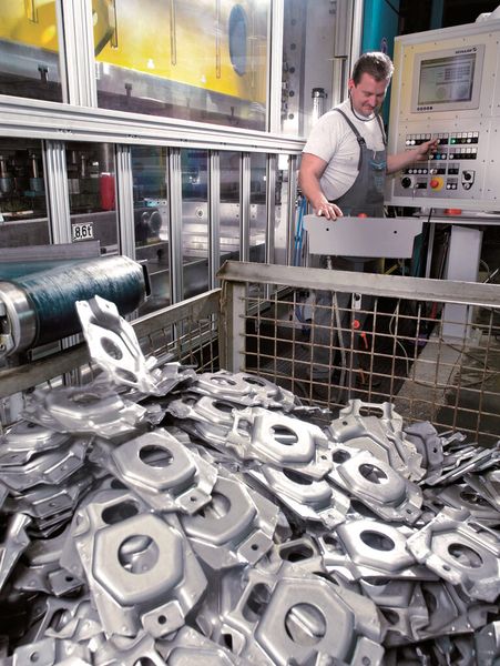 Bild 4: Mit dem zusätzlichen Servoantrieb erreicht die Presse bei Eberspächer nach der Modernisierung eine höhere Produktionsleistung. (Bild: Schuler)