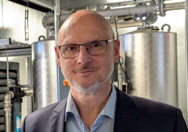 Werksleiter David Wieberneit: „Die Produktion ist froh, an den Patty-Linien jetzt immer beste Ergebnisse zu erzielen, und die Instandhaltung hat ein Sorgenkind weniger!“ (Bild: Atlas Copco)
