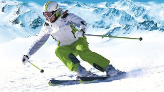 Dynamisch carvt ein Skifahrer die frisch präparierte Abfahrt hinunter.  (Bild: Helmut Baumgartner)